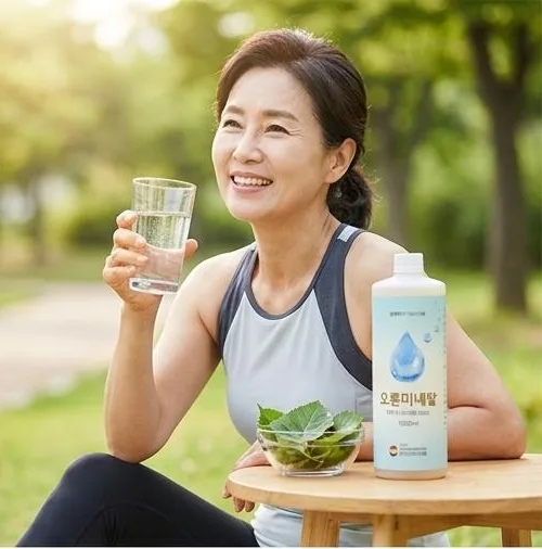 야외 테이블에서 오륜미네랄을 탄 물을 마시는 사람